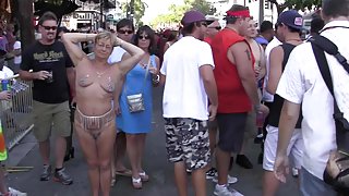 در تلاش برای آن را public_nudity پورنو آنلاین به عنوان آنجا که ممکن است