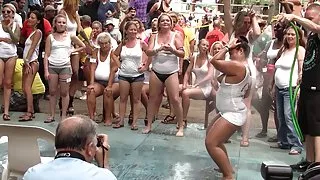 که شروع به ساختن ویدئو برهنه, جوان, خارج, پشت شیشه